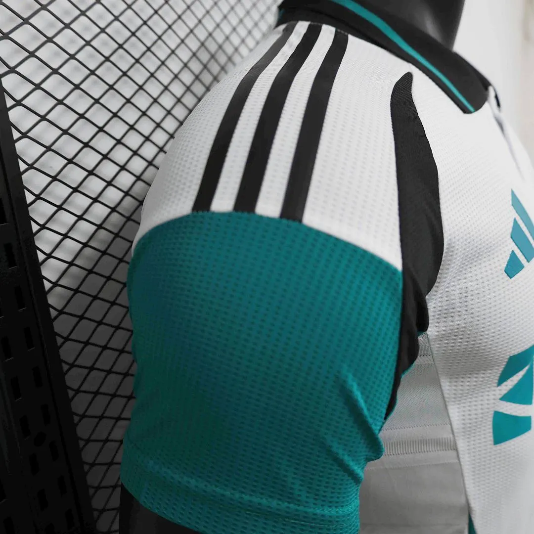 Jersi bola sepak Newcastle United 2024/25 — jersi ketiga, Versi pemain 6